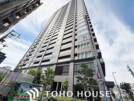 周囲の街並みと美しく調和する、洗練されたデザインの外観。飽きのこないシンプルなカラーリングとスタイリッシュなフォルムが、住まいとしてのクオリティの高さと落ち着いた佇まいを演出します。