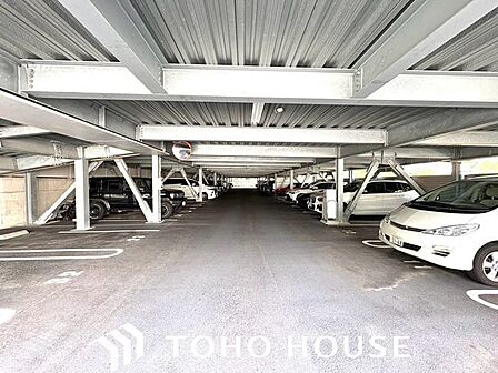 スペースを広めに確保しているため、大型車、運転、駐車が苦手な方でも安心してとめられます。