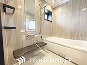 バス奥行きが長く足を延ばしてもラクラクのスペース。体の大きい方でも嬉しいワイドサイズ。また、カビが付きにくく軽くこすれば簡単に落ちるお掃除ラクラク仕様です。