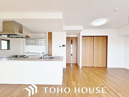 【リビング】折り上げ天井を採用し、空間に広がりと開放感を持たせた、ご家族みんなが自然と集まる心地よいリビングです。