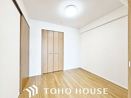 【洋室】快適な光を取り入れ、心地よい風を取り入れます。収納スペースもあり、生活しやすい居住スペースです。
