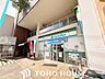 周辺：ファミリーマート四天王寺夕陽ヶ丘店 徒歩5分。 330m