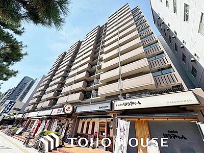 外観:陽光を効率よく取り込めるよう、窓の配置や建物の形状に配慮された設計。外からの視線を適度に遮りながらも、室内に明るい光と心地よい風を届ける工夫が外観デザインからも見て取れます。 外観:陽光を効率よく取り込めるよう、窓の配置や建物の形状に配慮された設計。外からの視線を適度に遮りながらも、室内に明るい光と心地よい風を届ける工夫が外観デザインからも見て取れます。