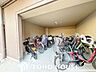 その他：大切な自転車を雨風からしっかり守る屋根付きの駐輪場。天候によるサビや劣化を防ぎ、きれいな状態を保ちやすくなります。敷地内にあるため防犯面でも心強く、毎日の生活を安心・快適にサポートします。
