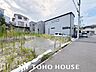その他：陽光を効率よく取り込めるよう、窓の配置や建物の形状に配慮された設計。外からの視線を適度に遮りながらも、室内に明るい光と心地よい風を届ける工夫が外観デザインからも見て取れます。