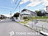 その他：落ち着いた住環境に相応しい、気品ある佇まいの外観デザイン。前面道路の幅員（または周辺の開放感）にも恵まれており、圧迫感を感じさせない開放的でスッキリとした外観が魅力的な物件です。