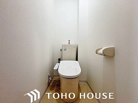 ホワイトを基調とした、清潔感あふれるシンプルなトイレ空間。限られたスペースながらも、お手入れのしやすい床材やクロスが採用されており、日々の掃除がスムーズに行える機能的な造りに仕上がっています。