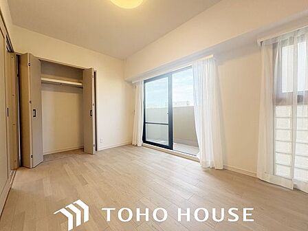 大きな窓からたっぷりと陽光が注がれる明るい空間。家族の成長に対応できる永住仕様の間取り。一日の疲れをいやしてくれる主寝室。時を忘れて過ごす場所として過ごせるお部屋。