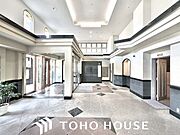 エントランス重厚感溢れるエントランスは、マンションの一つの特徴でもあります。その穏やかな佇まいに、訪れる方々は圧倒されるはず。オーナーとしてのステータスと市内アクセスの利便性を貴方の手に。