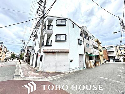 外観:採光や風通しに恵まれた角地に建つ、白を基調とした爽やかな外観の3階建て住宅です。周辺は落ち着いた住宅街で、日々の生活を穏やかに過ごせる環境が整っています。 外観:採光や風通しに恵まれた角地に建つ、白を基調とした爽やかな外観の3階建て住宅です。周辺は落ち着いた住宅街で、日々の生活を穏やかに過ごせる環境が整っています。