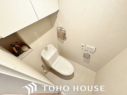 ホワイトを基調とした、清潔感あふれるシンプルなトイレ空間。限られたスペースながらも、お手入れのしやすい床材やクロスが採用されており、日々の掃除がスムーズに行える機能的な造りに仕上がっています。