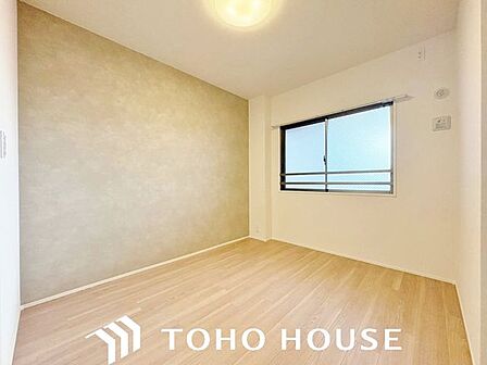 窓からの採光をしっかりと確保した明るい洋室。日中は自然光が室内に心地よく行き渡り、爽やかな空間を演出します。毎日の目覚めを心地よく迎えられるため、主寝室としての利用にもおすすめです。