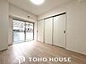 洋室：大きな窓からたっぷりと陽光が注がれる明るい空間。家族の成長に対応できる永住仕様の間取り。一日の疲れをいやしてくれる主寝室。時を忘れて過ごす場所として過ごせるお部屋。