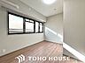 洋室：日照に恵まれたお部屋。柔らかい自然光で朝目覚める暮らしが送れるだろう。また、機能的なクローゼットを配置して、片付いた空間も実現出来そう。