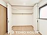 収納：ハンガーパイプや枕棚が備え付けられた、実用的な衣類用クローゼット。丈の長いコートから季節物のケースまでスッキリと収まるため、居室内に余計な家具を置く必要がなく、お部屋を最大限広く使っていただけます。