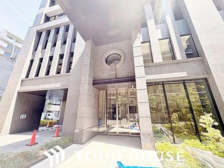 エントランスの写真になります。セキュリティーも良好なオートロックも完備しております。留守がちなお客様にも便利な宅配ボックスのございます。