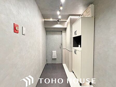 段差を抑えたフラットな設計が特徴的な、機能性の高いマンションの玄関内。備え付けのシューズボックスにより限られた空間を有効活用でき、常に清潔感のあるスッキリとした状態をキープしやすい設計です。