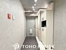 玄関：段差を抑えたフラットな設計が特徴的な、機能性の高いマンションの玄関内。備え付けのシューズボックスにより限られた空間を有効活用でき、常に清潔感のあるスッキリとした状態をキープしやすい設計です。