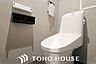 トイレ：ホワイトを基調とした、清潔感あふれるシンプルなトイレ空間。限られたスペースながらも、お手入れのしやすい床材やクロスが採用されており、日々の掃除がスムーズに行える機能的な造りに仕上がっています。