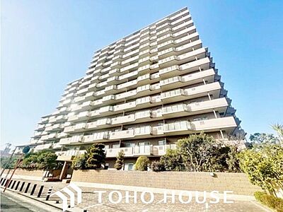 外観：落ち着いた住環境に相応しい、気品ある佇まいの外観デザイン。前面道路の幅員（または周辺の開放感）にも恵まれており、圧迫感を感じさせない開放的でスッキリとした外観が魅力的な物件です。