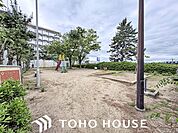西緑丘1丁目公園まで徒歩1分。小さなお子様を連れて公園に出かけるには便利です。 70m