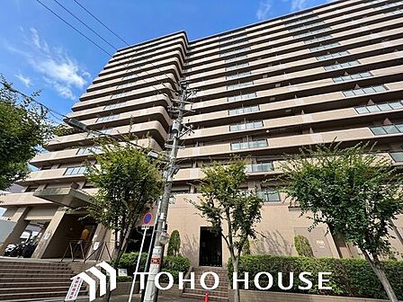 堅牢で安心感のある佇まいの鉄筋コンクリート(RC)造マンション。長期にわたって安定した住環境を維持しやすい確かな構造と、飽きのこないシンプルなデザインが周囲の街並みに美しく溶け込みます。