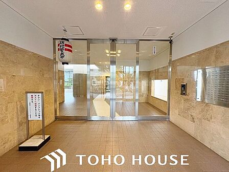 居住者の安全面やプライバシーに配慮して設計されたエントランス。不審者の侵入や部外者の立ち入りを未然に防ぐ防犯対策(またはオートロック等)が施されており、日々の暮らしに確かな安心感をもたらします。