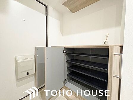 段差を抑えたフラットな設計が特徴的な、機能性の高いマンションの玄関内。備え付けのシューズボックスにより限られた空間を有効活用でき、常に清潔感のあるスッキリとした状態をキープしやすい設計です。