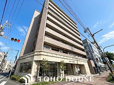 外観：周囲の街並みと美しく調和する、洗練されたデザインの外観。飽きのこないシンプルなカラーリングとスタイリッシュなフォルムが、住まいとしてのクオリティの高さと落ち着いた佇まいを演出します。