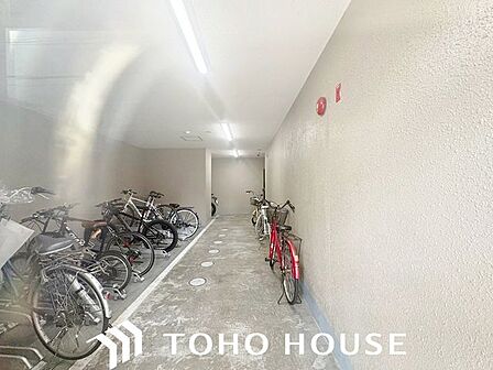 屋根付きで雨の日も大切な自転車が濡れにくい駐輪場です。きれいに整頓されており、日々の良好な管理体制がうかがえます。