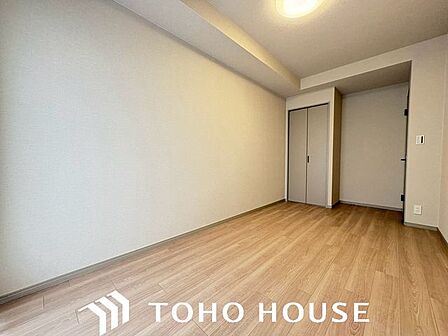 心と体をゆったりと安らげる主寝室。寝室のゆとりが大きい分だけ、暮らしの安らぎは深まります。一日の疲れを癒すだけでなく、ご夫婦の親密な語らいを紡ぎ出します。