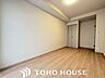 寝室：心と体をゆったりと安らげる主寝室。寝室のゆとりが大きい分だけ、暮らしの安らぎは深まります。一日の疲れを癒すだけでなく、ご夫婦の親密な語らいを紡ぎ出します。
