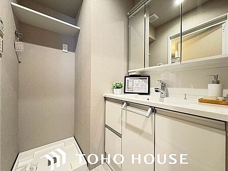 十分な大きさの洗面台は、身だしなみチェックや歯磨きなど、朝の慌ただしい時間でもホテルライクなスペースで余裕とゆとりを感じて頂けます。