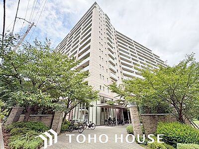 外観:大切な時間を共に過ごすのは、「家族」も「お住まい」も同じです。時代が経っても変わらない居住性の高さと、いつまでも色褪せず住む毎に親しみ深くなるデザイン。 外観:大切な時間を共に過ごすのは、「家族」も「お住まい」も同じです。時代が経っても変わらない居住性の高さと、いつまでも色褪せず住む毎に親しみ深くなるデザイン。