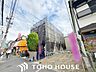 外観：街に溶け合う美しい景観を生みだしているにも関わらず、採光や風通しを考えて設計された間取り。近隣との視線を考え、街全体で調整される窓位置。外観だけでなく、そこに住まうご家族の心地よさを最優先しました。