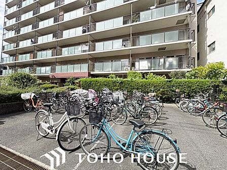 大切な自転車を雨風からしっかり守る屋根付きの駐輪場。天候によるサビや劣化を防ぎ、きれいな状態を保ちやすくなります。敷地内にあるため防犯面でも心強く、毎日の生活を安心・快適にサポートします。