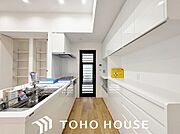 作業スペースを多くとった対面キッチン。夫婦そろってキッチンに立っても調理がしやすくゆとりある広さ。食器類もすっきりと片付く収納力が期待できます。家事をしながら会話も弾みます。