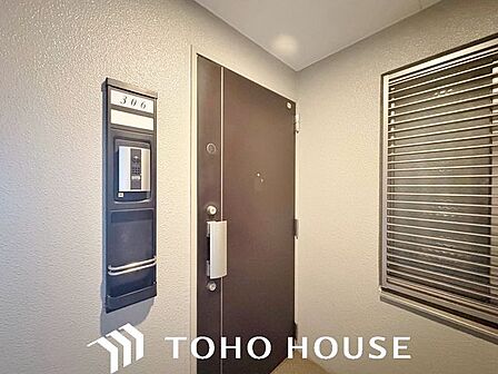 共用廊下側からの視線や防犯面に配慮された、シンプルでオーソドックスなマンションの玄関扉。新聞受けやインターホンがコンパクトにまとまっており、毎日の通行がスムーズに行える機能的な造りです。