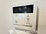 設備：【追い炊き機能】おふろの沸きあがりをメロディと音声でお知らせします。追い炊き機能も完備されているので、ボタンひとつでお風呂の準備ができて大変便利です。
