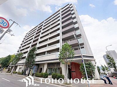 外観:大切な時間を共に過ごすのは、「家族」も「お住まい」も同じです。時代が経っても変わらない居住性の高さと、いつまでも色褪せず住む毎に親しみ深くなるデザイン。 外観:大切な時間を共に過ごすのは、「家族」も「お住まい」も同じです。時代が経っても変わらない居住性の高さと、いつまでも色褪せず住む毎に親しみ深くなるデザイン。