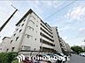 外観：周囲の街並みと美しく調和する、洗練されたデザインの外観。飽きのこないシンプルなカラーリングとスタイリッシュなフォルムが、住まいとしてのクオリティの高さと落ち着いた佇まいを演出します。