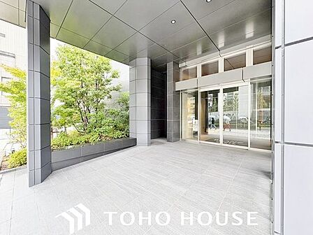 居住者の安全面やプライバシーに配慮して設計されたエントランス。不審者の侵入や部外者の立ち入りを未然に防ぐ防犯対策(またはオートロック等)が施されており、日々の暮らしに確かな安心感をもたらします。
