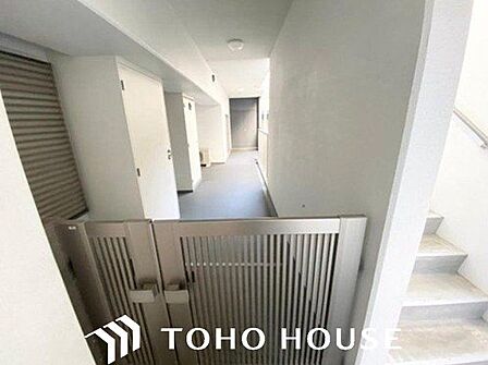 共用廊下側からの視線や防犯面に配慮された、シンプルでオーソドックスなマンションの玄関扉。新聞受けやインターホンがコンパクトにまとまっており、毎日の通行がスムーズに行える機能的な造りです。