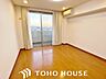 室内：日中は自然光が室内に心地よく行き渡り、爽やかな空間を演出します。毎日の目覚めを心地よく迎えられるため、主寝室としての利用にもおすすめです。※現況写真にAIによる画像処理がされています。