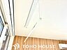 設備：: 天井には便利な室内物干しを設置しています。雨の日や花粉が気になる季節のお洗濯にも活躍する嬉しい設備です。