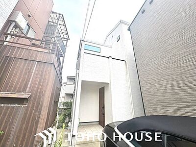 外観:ここから始まる「日常」は家族にとって大切で貴重な時間・・・だからこそ、少しでも豊かに、少しでも快適に。そんな想いから生まれた本邸宅は、これから先のお住まいをきっと支えてくれるはずです。 外観:ここから始まる「日常」は家族にとって大切で貴重な時間・・・だからこそ、少しでも豊かに、少しでも快適に。そんな想いから生まれた本邸宅は、これから先のお住まいをきっと支えてくれるはずです。
