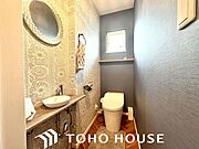 ウォシュレット機能付きのトイレは、収納が付いて実用性も兼ね備えた造り。