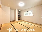 和室が持つ特別な時間、麗らかな春のやわらかな時、冬枯れの時がもたらす凛とした時間、経る年月によって表情を変える特別な場所、家族みんなのお気に入りの空間。