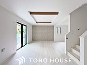 一日の中で多くの時間を過すことになるリビングダイニングだからこそ、いつも穏やかな空間であることが必然。爽やかな通風と採光を存分に感じる事が出来る空間です。