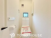 温水洗浄機能付き便座が新設されています。当たり前ですが、気になる水周り関係が全て新品というのも新築物件ならではですから、気持ちよく新生活が始められます。